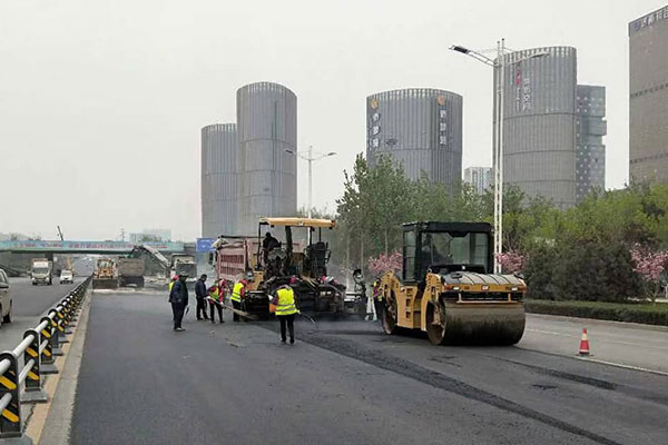 高速公路路面施工為什么多數(shù)使用瀝青材料？
